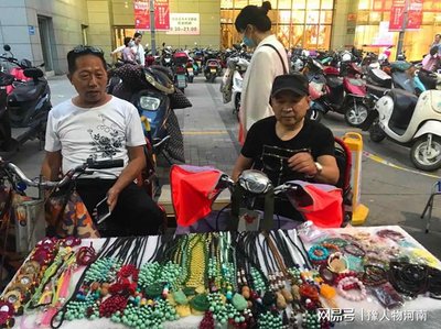 鄭州二七區“溫暖之家” 地攤上的手工藝品，每一件都藏著一個故事